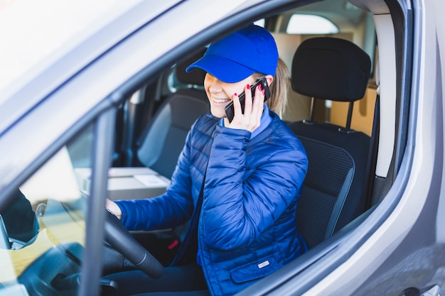 Free photo charming woman of delivery service in car