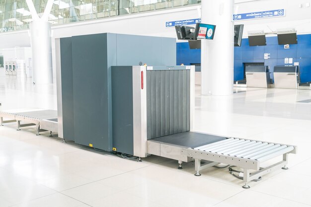 Check baggage at the airport x-ray scanner