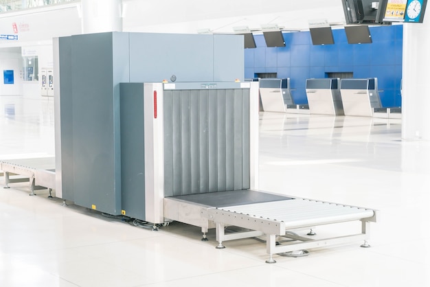 Check baggage at the airport x-ray scanner