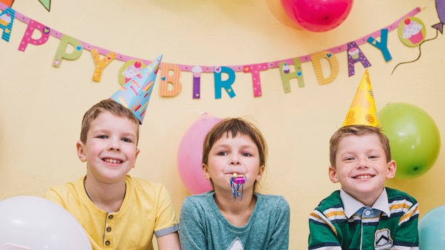 Free photo cheerful boys and girl on birthday party