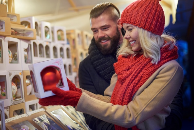 Free photo cheerful couple at the christmas market