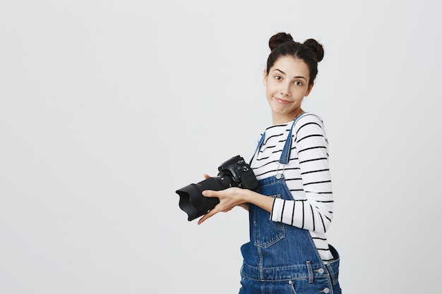 Free photo cheerful hipster girl taking pictures on camera, photographing