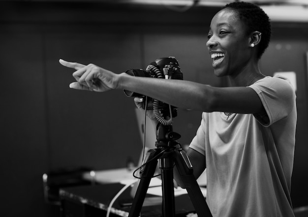 Free photo cheerful photographer giving instructions in the studio