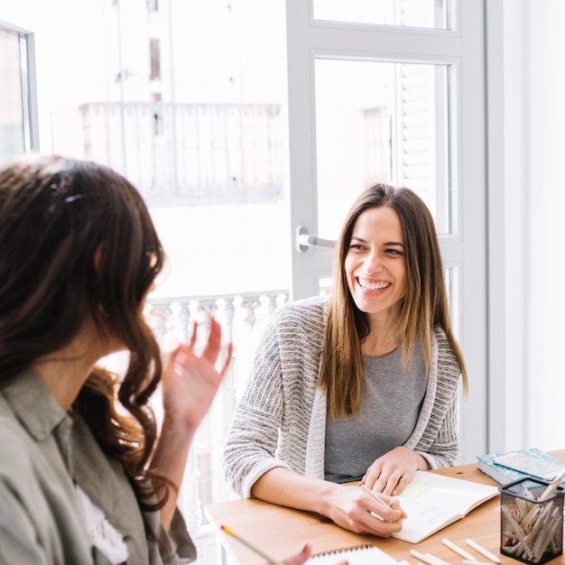 Free photo cheerful woman drawing and talking