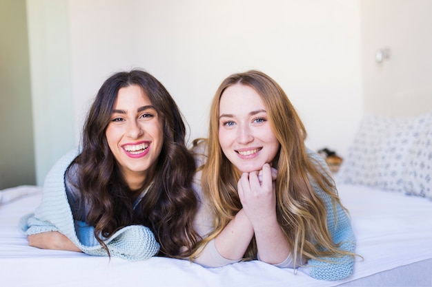 Free photo cheerful women on bed