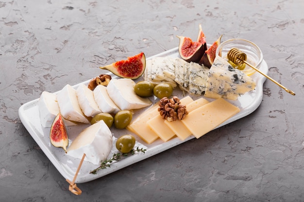 Free Photo cheese assortment platter with honey