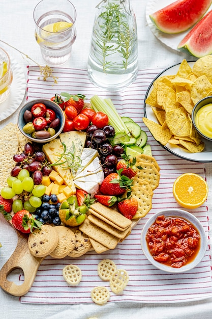 Free photo cheese and fruit board summer picnic foods