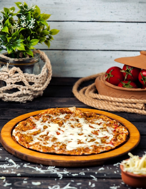 Free photo cheese lahmacun on the table