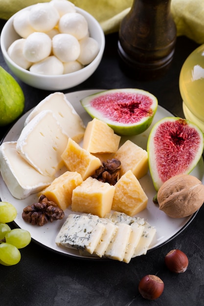 Free photo cheese mix plate with fig