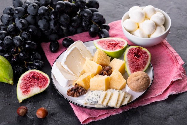 Free photo cheese mix plate with grapes