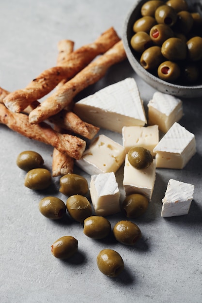 Free Photo cheese, olives and cheese breakdsticks