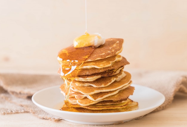 Free photo cheese on pancake  with honey