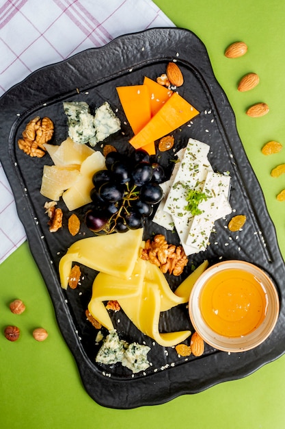 Free Photo cheese platter with nuts and grape