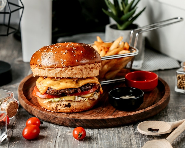 Cheeseburger potatoes and tomato