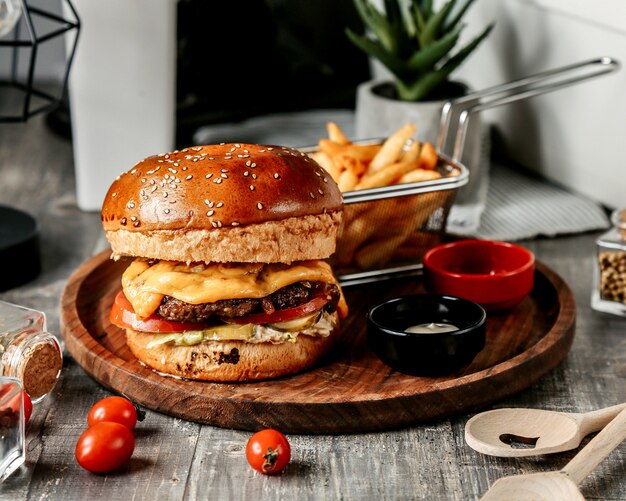 Cheeseburger potatoes and tomato