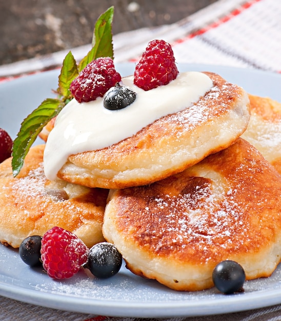 Cheesecakes with sour cream decorated with berries