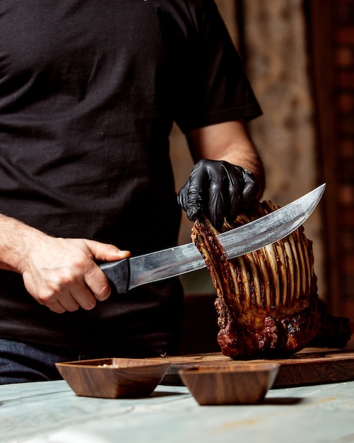 Chef cuts fried lamb ribs