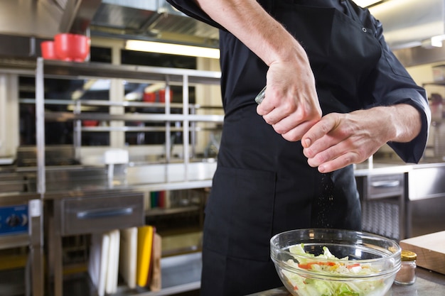 Free photo chef preparing a salad