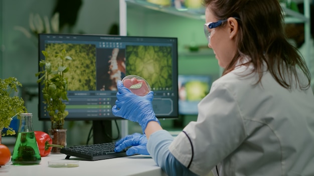 Free photo chemist woman analyzing vegan beef meat for biochemistry experiment