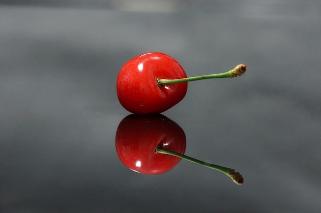 Free Photo cherry reflected in water