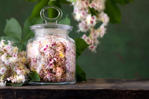 Free photo chestnut flower extract tincture of horse chestnut flowers in a jar