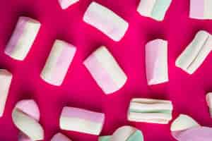 Free photo chewing gums on fuchsia background