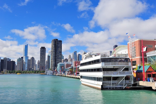 Free photo chicago city downtown urban skyline with skyscrapers over lake michigan with cloudy blue sky.