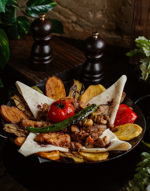 Free photo chicken bbq served in lavash with spicy salad cooked in sac