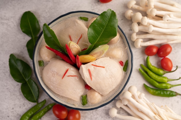 Free photo chicken in coconut milk soup, galangal lemongrass and chilli thai food.