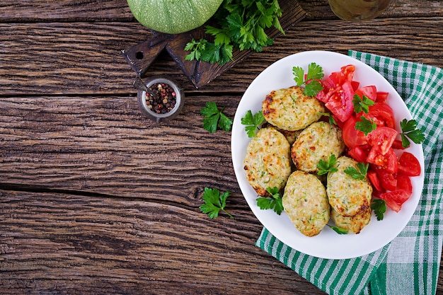 Free photo chicken cutlet with zucchini and tomatoes salad