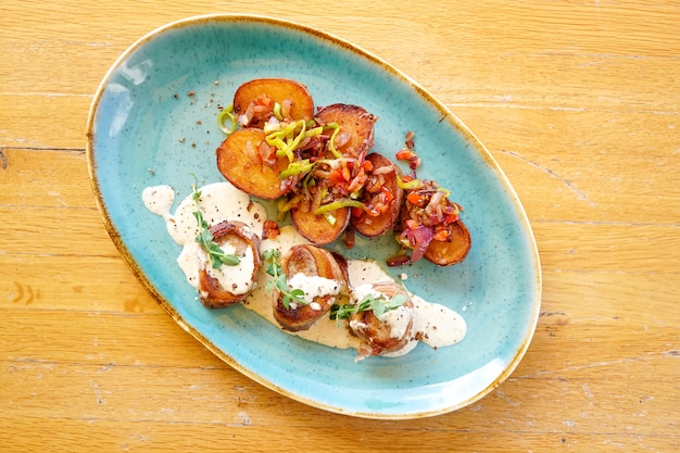 Free photo chicken dish on a restaurant table