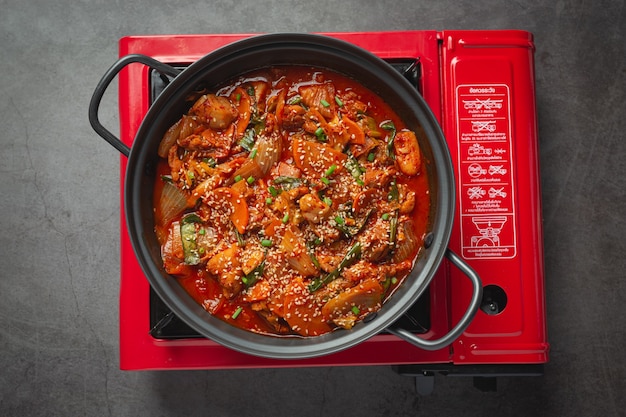 Free photo chicken fried in hot pot with spicy sauce in korean style