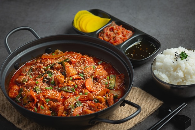 Free Photo chicken fried in hot pot with spicy sauce in korean style