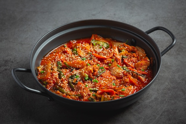 Free photo chicken fried in hot pot with spicy sauce in korean style