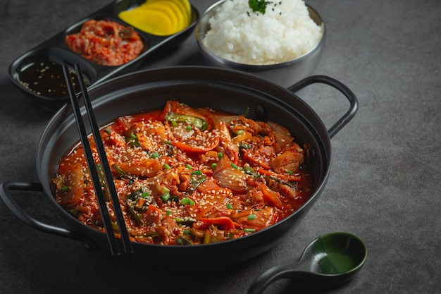 Free photo chicken fried in hot pot with spicy sauce in korean style