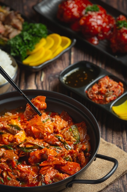 Free photo chicken fried in hot pot with spicy sauce in korean style