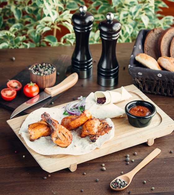 Free photo chicken kebab with lavash on wooden board