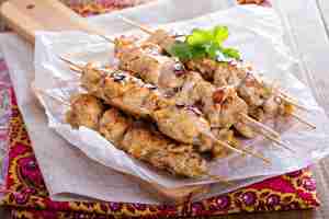 Free photo chicken kebabs with yogurt marinade