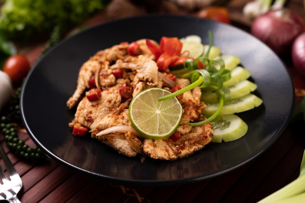 Free photo chicken larb on the plate with dried chilies, tomatoes, spring onions and lettuce