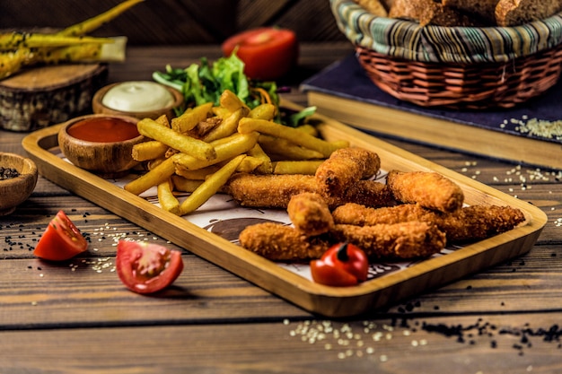 Free photo chicken legs with crispy potato fries.