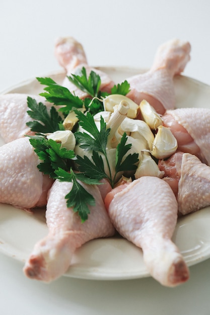 Free photo chicken legs with garlic