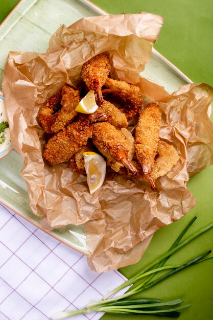 Chicken nuggets with lemon slices