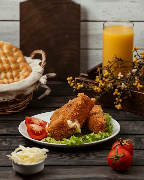 Free photo chicken nuggets with tomato and lettuce.