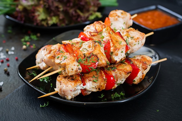 Chicken skewers with slices of sweet peppers and dill.