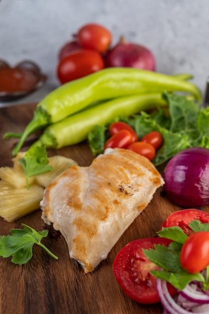 Free Photo chicken steak placed on a wooden tray.