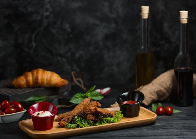 Free photo chicken sticks with balsamic vinegar and olive oil