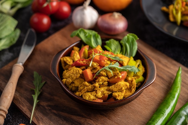 Free Photo chicken stir fried chili along with bell pepper, tomatoes and carrots