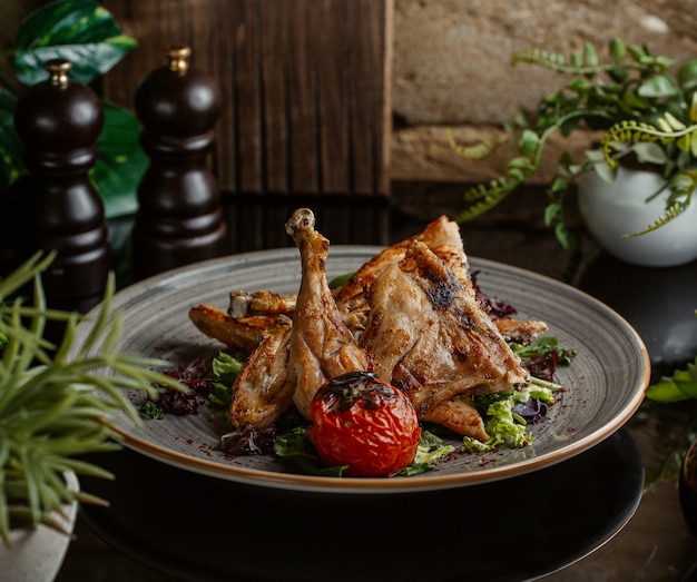 Free photo chicken tabacca with rosemary leaves