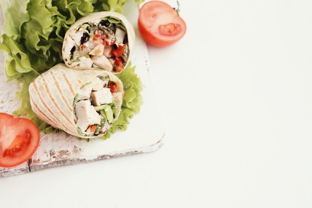 Free photo chicken wrap with lettuce and tomato