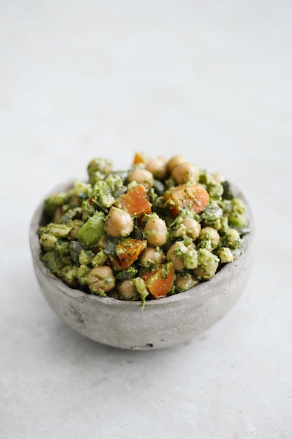 Free Photo chickpea and avocado salad